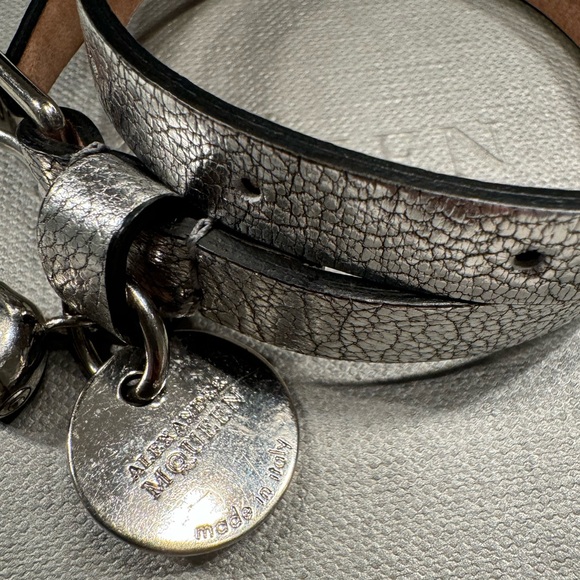 Alexander adjustable leather bracelet. Silver with silver skull. - Picture 4 of 4